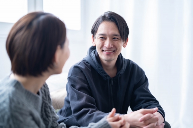 妻と話をする夫