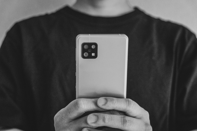男性に見られているスマホ