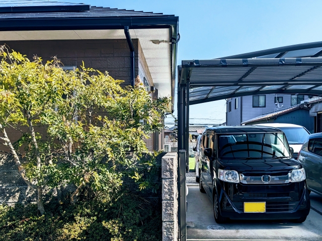 家と車の止まっているカーポート