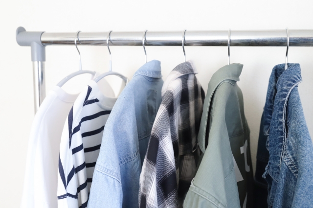 ハンガーにかけられた複数の様々な洋服