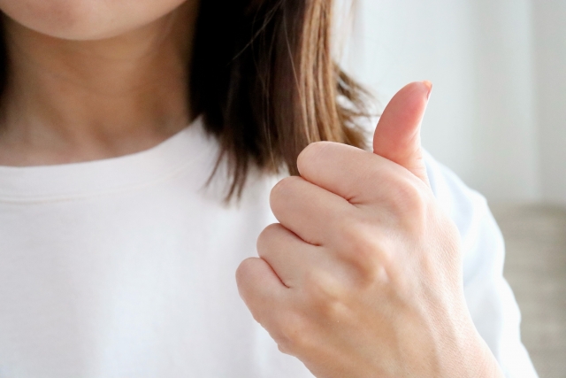 手でGOODする女性