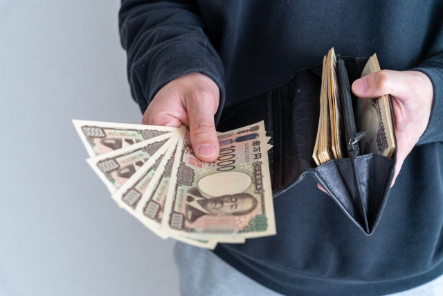 お金を渡す男性