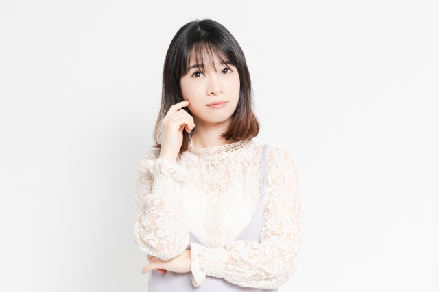 思い出している女性