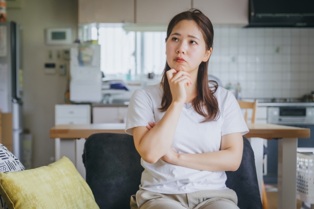 不審感を抱く女性