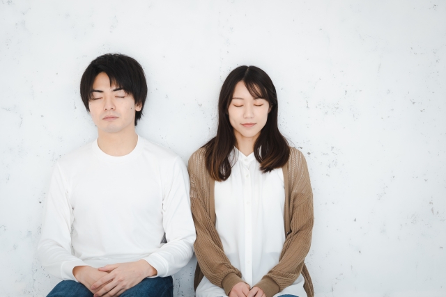 過去を思い出す男女