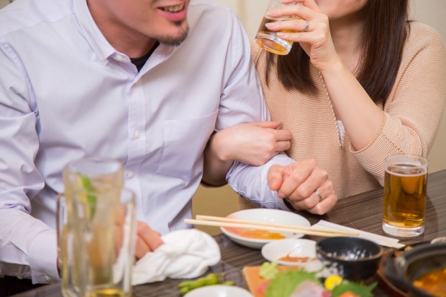 お酒を飲みながら絡む男女