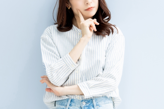 考える女性
