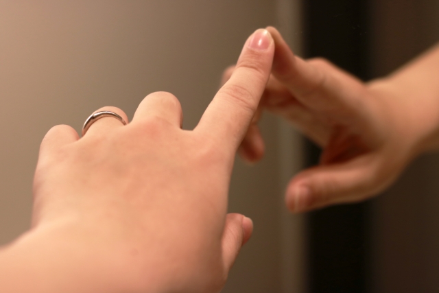 結婚指輪をしている女性の手