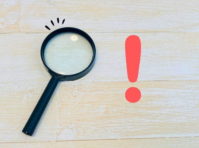 虫眼鏡と!マーク